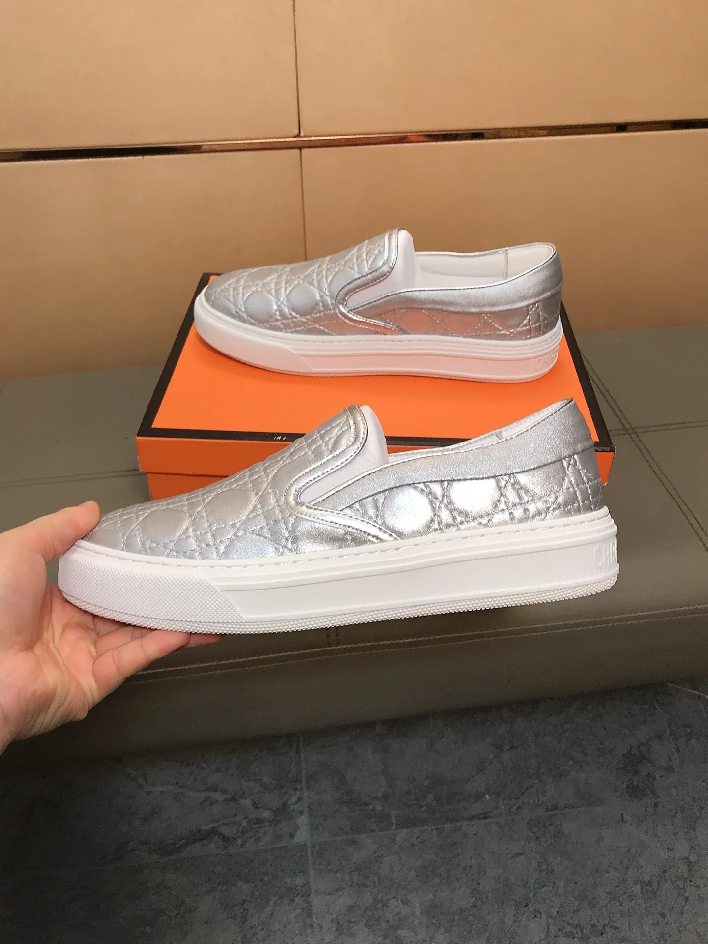 Factory price 400 🔥🔥 (Dior) new men's casual sports shoes 👣 Full of charm, luxury style gentleman's shoes Upper: Made of embossed cowhide imported from Italy, breathable leather lining. Brand wear-resistant soles; with classic logo💋The whole pair of shoes is fashionable and casual without losing high-end style🎈🎈Size: 39-44 (45.46 can be customized)